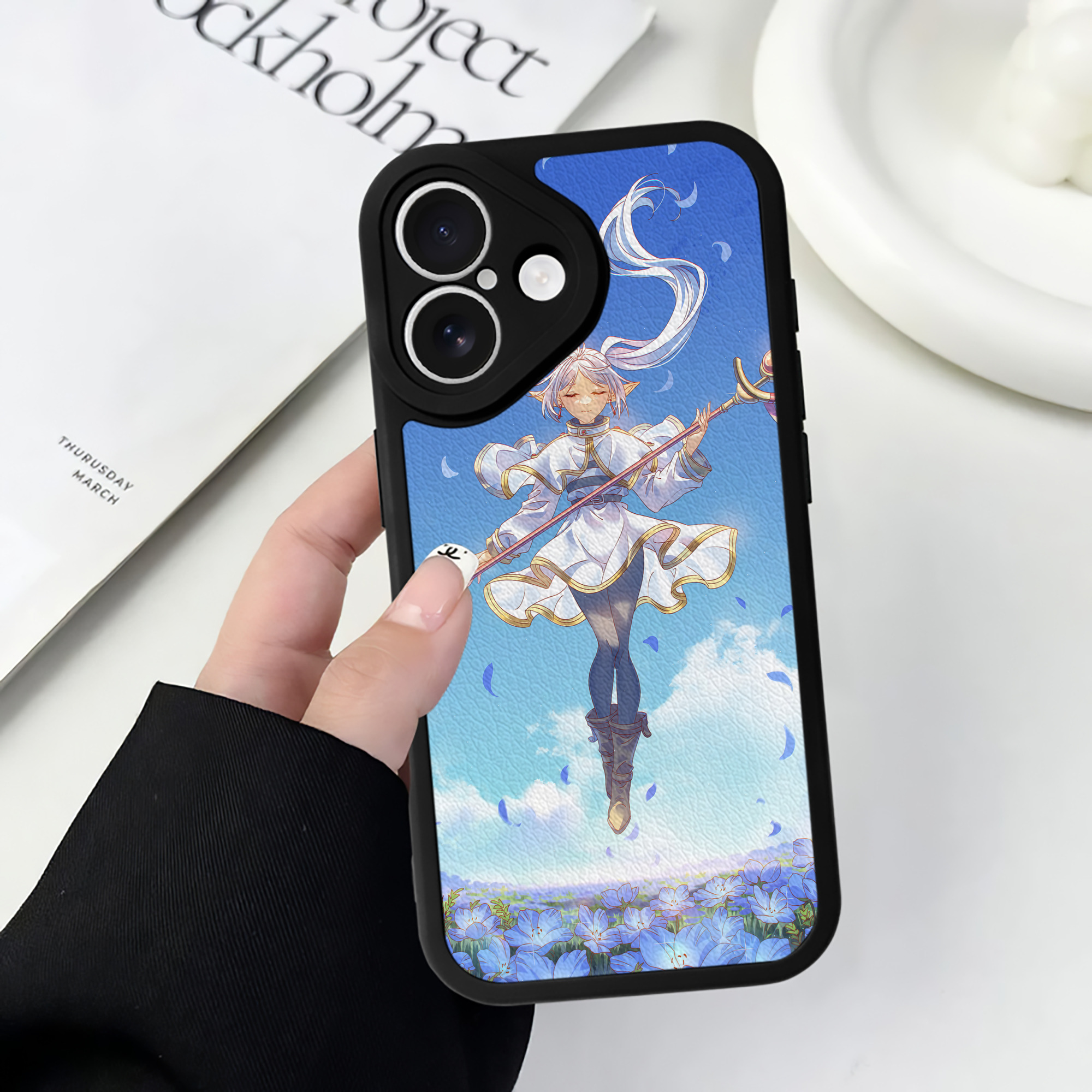 （画像用） 葬送のフリーレン Frieren 【iPhone 16シリーズ対応】シリコンスマホケース（レザー調） 材質：シリコン